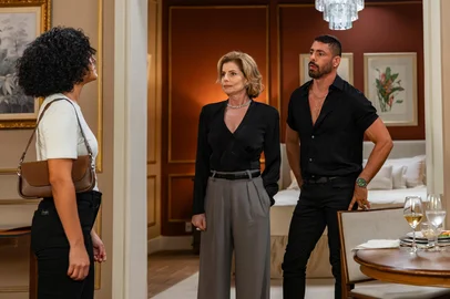 César (Cauã Reymond) assume o relacionamento com Odete (Debora Bloch), e Fátima (Bella Campos) o agride. Odete a expulsa.<!-- NICAID(16109646) -->