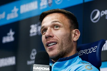 PORTO ALEGRE, RS, BRASIL - 30-10-2025: Entrevista exclusiva com o volante do Grêmio, Arthur Henrique Ramos de Oliveira Melo. Foto: Duda Fortes/Agência RBS.<!-- NICAID(16157261) -->