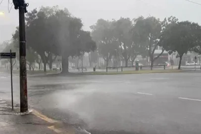 Passo Fundo, no norte do Estado, registrou alagamentos em diferentes pontos da cidade na tarde desta terça-feira (17), durante chuva volumosa que começou por volta de 16h.
