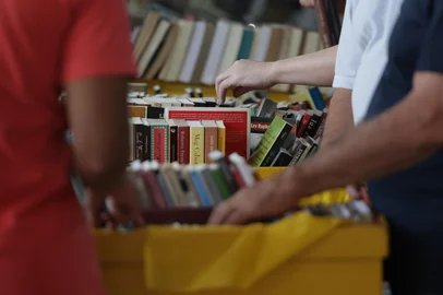 PORTO ALEGRE, RS, BRASIL, 16-11-2025: A 71ª Feira do Livro de Porto Alegre registrou grande movimento na Praça da Alfândega, no começo da tarde de domingo, marcando o último dia de programação do evento. Foto: Renan Mattos / Agência RBS<!-- NICAID(16168315) -->