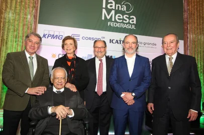 Convidados pela Federasul a discutir o futuro do Rio Grande do Sul e a recuperação do Estado após a enchente de maio, cinco ex-governadores palestraram nesta quarta-feira (3) na reunião-almoço Tá na Mesa, no Palácio do Comércio. Jair Soares (PP), Pedro Simon (MDB), Germano Rigotto (MDB), Yeda Crusius (PSDB) e José Ivo Sartori (MDB) reivindicaram um suporte mais robusto do governo federal para a reconstrução.<!-- NICAID(15804849) -->