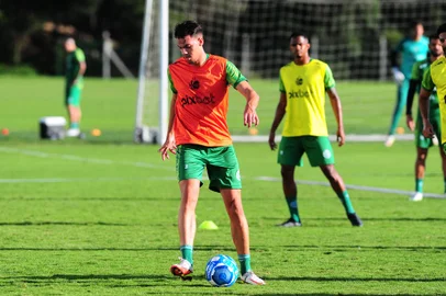 CAXIAS DO SUL, RS, BRASIL, 10/04/2023. Treino do Juventude no Centro de Formação de Atletas e Cidadãos (Cfac). O Ju se prepara para a estreia na Série B do Campeonato Brasileiro 2023. Na foto, zagueiro Zé Marcos, centroavante Rodrigo Rodrigues (C) e meia Fernando Boldrin (D). (Porthus Junior/Agência RBS)Indexador:                                 <!-- NICAID(15399167) -->