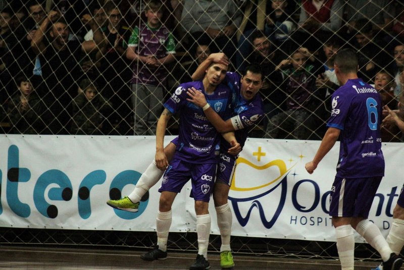 Comemoração de gol da BGF na Série Ouro do Estadual de Futsal 2023.