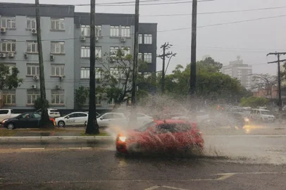 Chuva em Porto Alegre. 14/02/2023 - Ivan Pacheco/Agência RBS<!-- NICAID(15349568) -->