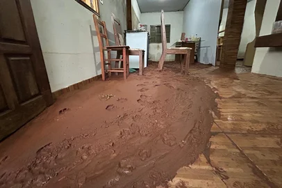 Casa invadida pela agua em Passo Fundo<!-- NICAID(16065247) -->