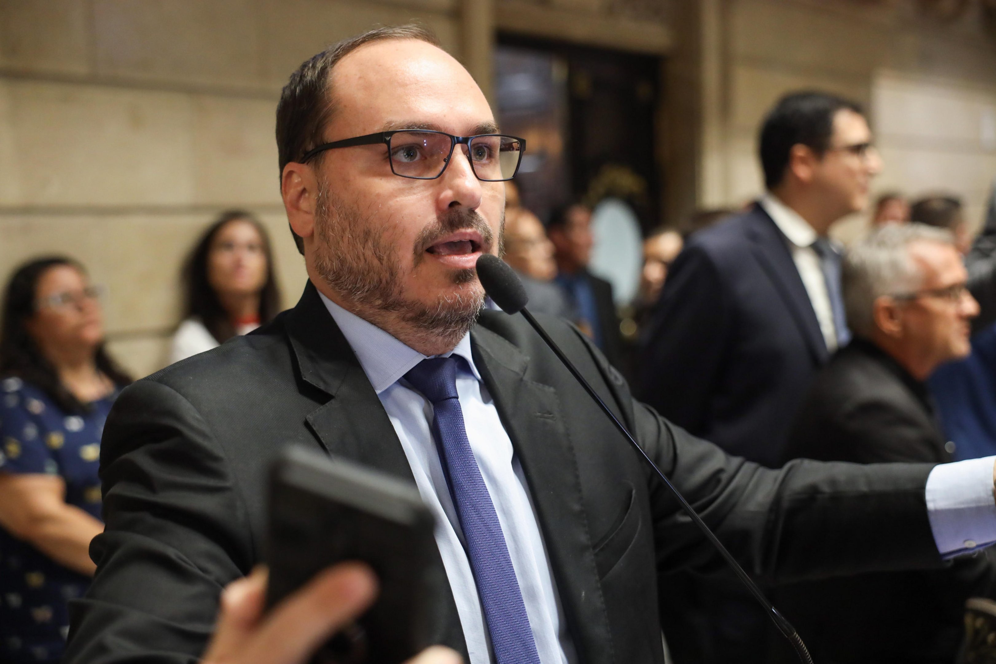 Candidatura de Carlos Bolsonaro ao Senado causa ru&iacute;do na direita de Santa Catarina