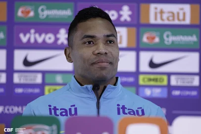 alex sandro durante coletiva da seleção<!-- NICAID(16166600) -->