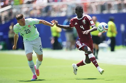 ALEX GRIMM / GETTY IMAGES NORTH AMERICA/AFP SAN FRANCISCO, CALIFORNIA - JUNE 13: Issa Laye #4 of Qatar is challenged by Michel Aebischer #20 of Switzerland during the FIFA World Cup 2026 Group B match between Qatar and Switzerland at San Francisco Bay Area Stadium on June 13, 2026 in San Francisco, California. Alex Grimm/Getty Images/AFP (Photo by ALEX GRIMM / GETTY IMAGES NORTH AMERICA / Getty Images via AFP)<!-- NICAID(16305774) -->