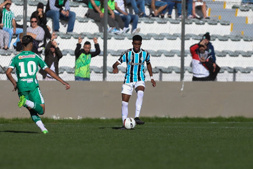 Com escassez de volantes, Renato sobe dupla da base para elenco do Grêmio