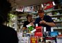 Dor nas pernas e conexão com o público: repórter de GZH passa tarde como vendedor na Feira do Livro