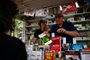 Porto Alegre, RS, Brasil Repórter André Malinoski vira vendedor de livros por um dia na banca da LPM na Feira do Livro.Indexador: Jonathan Hgeckler<!-- NICAID(15594140) -->