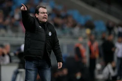 PORTO ALEGRE, RS, BRASIL – 27-07-2014 – Jogo entre Grêmio x Coritiba, na Arena do Grêmio, partida válida pela décima segunda rodada do Campeonato Brasileiro 2014. Enderson Moreira (FOTO: BRUNO ALENCASTRO/AGÊNCIA RBS)<!-- NICAID(10703334) -->