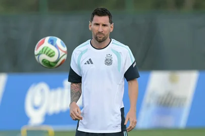 Juan Mabromata / AFP Argentina's forward #10 Lionel Messi eyes the ball as he takes part in an MD-1 training session at Sporting KC Training Centre in Kansas City, on June 15, 2026, on the eve of the 2026 World Cup Group H football match between Argentina and Algeria. (Photo by JUAN MABROMATA / AFP)Editoria: SPOLocal: Kansas CityIndexador: JUAN MABROMATASecao: world championshipFonte: AFPFotógrafo: STF<!-- NICAID(16307051) -->