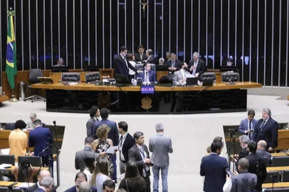 Foi aprovada nesta quinta-feira (21) na Câmara dos Deputados, a urgência do projeto que amplia a faixa de isenção do Imposto de Renda para quem ganha até R$ 5 mil por mês. Uma comissão especial da Câmara dos Deputados já havia aprovado o texto, que agora segue para votação no plenário.<!-- NICAID(16106842) -->