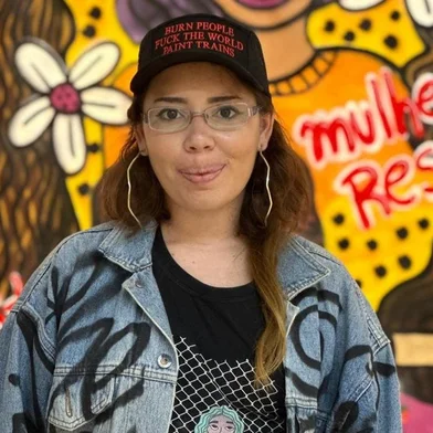 Fluência Casa Hip Hop promove oficina gratuita de criação de vestuário.Encontros iniciam em junho e seguem até outubro.A Fluência Casa Hip Hop, de Caxias do Sul, está com inscrições abertas para a oficina gratuita de Criação e confecção de peças de vestuário, com Fernanda Rieta. Os encontros iniciam na primeira semana de junho e seguem até o final de outubro. Para participar da formação, é necessário ter idade mínima de 16 anos. As inscrições podem ser feitas por formulário online disponibilizado no perfil do Instagram @fluenciacasahiphop.<!-- NICAID(15435058) -->
