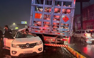 Um acidente envolvendo três caminhões e quatro veículos bloqueia a BR-116 nesta terça-feira (17), na altura do viaduto da Boqueirão, em Canoas, no sentido Capital-Interior.<!-- NICAID(16061385) -->