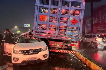 Um acidente envolvendo três caminhões e quatro veículos bloqueia a BR-116 nesta terça-feira (17), na altura do viaduto da Boqueirão, em Canoas, no sentido Capital-Interior.<!-- NICAID(16061385) -->
