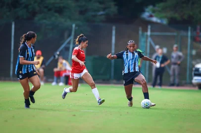 RS - FUTEBOL/CAMPEONATO BRASILEIRO FEMININO 2026/GREMIO X INTERNACIONAL - ESPORTES - Lance da partida entre Gremio e Internacional disputada na noite desta segunda-feira no EstÃ¡dio do SESC, em Porto Alegre, valida pelo Campeonato Brasileiro Feminino 2026. FOTO: LUCAS UEBEL/GREMIO FBPA<!-- NICAID(16254385) -->