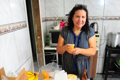 CAXIAS DO SUL, RS, BRASIL, 11/02/2023. Mirna Rosmari de Morais, 56 anos, é case da matéria sobre voluntários que atuam no combate à fome em Caxias. Ela faz marmitas, doa materiais escolares, roupas e promove ações em datas como Páscoa e Natal no bairro Villa Lobos. Na foto, Mirna.  (Porthus Junior/Agência RBS)<!-- NICAID(15372721) -->