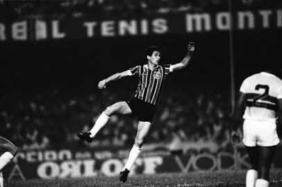 Campeonato Brasileiro de 1981.Final: São Paulo 0 x Grêmio 1Na foto o jogador Baltazar.GRÊMIO CAMPEÃO BRASILEIRO - Jogando melhor, impondo seu futebol sereno e seguro sobre o São Paulo, o Grémio conquistou com categoria, moral e justiça sua maior glória no esporte nacional. #envelope: 149839<!-- NICAID(9806382) -->