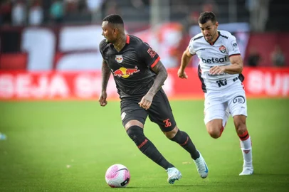 luan cândido em ação pelo bragantino