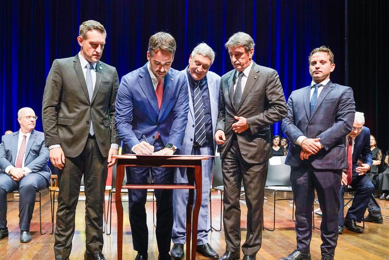 Governador Eduardo Leite assina decreto que cria comissão especial dos festejos do sesquicentenário da imigração italiana no Rio Grande do Sul. <!-- NICAID(15728921) -->