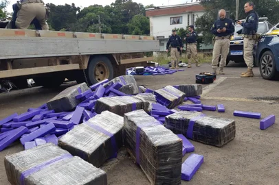 A Polícia Rodoviária Federal (PRF) de Caxias do Sul apreendeu mais de uma tonelada de maconha que era transportada em um caminhão de mudanças. A abordagem ocorreu no início da tarde desta sexta-feira (26). Um homem de 45 anos foi preso. Ele era motorista e proprietário do veículo, segundo a PRF. <!-- NICAID(14952395) -->