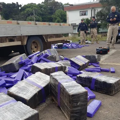 A Polícia Rodoviária Federal (PRF) de Caxias do Sul apreendeu mais de uma tonelada de maconha que era transportada em um caminhão de mudanças. A abordagem ocorreu no início da tarde desta sexta-feira (26). Um homem de 45 anos foi preso. Ele era motorista e proprietário do veículo, segundo a PRF. <!-- NICAID(14952395) -->