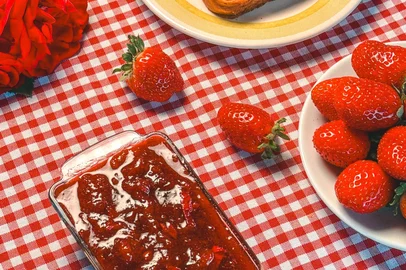 Geleria de morango com petalas de rosa