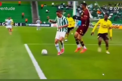 Gabriel Pires / Reprodução Instagram Jogadores do Juventude se manifestam contra arbitragem do jogo com o São Bernardo.<!-- NICAID(16385680) -->