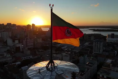RBS TV estreia documentário sobre um ano da enchente no RS. Especial faz parte das iniciativas do movimento “Pra Cima, Rio Grande”, bandeira institucional, editorial e de comunicação para a reconstrução do Estado.<!-- NICAID(16019015) -->