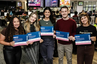 Renan Mattos / Agencia RBS PORTO ALEGRE, RS, BRASIL, 07-11-2025: Encerramento Primeira Pauta 25: os estudantes de jornalismo que participaram do programa de imersão nas redações do Grupo RBS tiveram uma cerimônia das atividades. Junto dos mentores que auxiliaram no processo de produção de uma matéria jornalística, os alunos avaliaram as suas participações. Na foto, a partir da esquerda, Brenda Pereira Paranhos, Manuela Martins, Madu Ferreira, Marcelo Rosinski e Evelise Machado. Foto: Renan Mattos / Agência RBS<!-- NICAID(16163156) -->