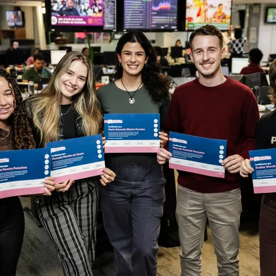 PORTO ALEGRE, RS, BRASIL, 07-11-2025: Encerramento Primeira Pauta 25: os estudantes de jornalismo que participaram do programa de imersão nas redações do Grupo RBS tiveram uma cerimônia das atividades. Junto dos mentores que auxiliaram no processo de produção de uma matéria jornalística, os alunos avaliaram as suas participações. Na foto, a partir da esquerda, Brenda Pereira Paranhos, Manuela Martins, Madu Ferreira, Marcelo Rosinski e Evelise Machado. Foto: Renan Mattos / Agência RBS<!-- NICAID(16163156) -->