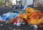 Lixo toma conta de calçada na Avenida Voluntários da Pátria, em Porto Alegre