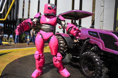 Não-Me-Toque, RS, Brasil - 23 Expodireto/Cotrijal. Na imagem o Robô Valtra. Foto: Jefferson Botega / Agencia RBSIndexador: Jeff Botega<!-- NICAID(15369465) -->