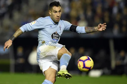 Celta Vigo's Spanish defender Hugo Mallo kicks the ball to score a goal during the Spanish league football match between RC Celta de Vigo and Real Madrid CF at the Balaidos stadium in Vigo on November 11, 2018. (Photo by MIGUEL RIOPA / AFP)Editoria: SPOLocal: VigoIndexador: MIGUEL RIOPASecao: soccerFonte: AFPFotógrafo: STR<!-- NICAID(15508301) -->