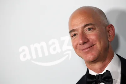 (FILES) This file photo taken on September 17, 2016 shows CEO of Amazon.com, Inc. Jeff Bezos attending the Amazon Emmy Award after party at Sunset Tower in West Hollywood, California.Amazon founder Jeff Bezos on Thursday became the world's richest person, as a jump in the share price of the US tech giant enabled him to overtake Microsoft founder Bill Gates, Forbes magazine estimated. The magazine said its real-time tracking of personal fortunes showed Bezos with a net worth of $90.5 billion, ahead of the $90 billion for Gates. / AFP PHOTO / TOMMASO BODDIEditoria: ACELocal: West HollywoodIndexador: TOMMASO BODDISecao: cinemaFonte: AFPFotógrafo: STR<!-- NICAID(13056865) -->