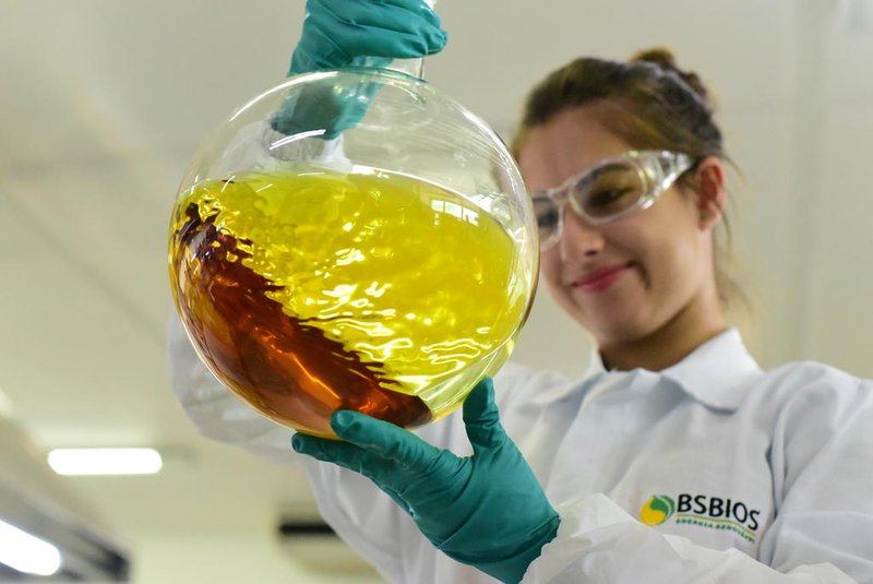 Colaboradora do Laboratório da BSBios, Indústria e Comércio de Biodiesel / Biocombustíveis com uma amostra de Biodiesel. Foto: Diogo Zanatta / Especial<!-- NICAID(15349010) -->