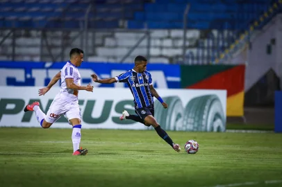 Gremio x EsportivoRS - FUTEBOL/GAUCHAO 2021/GREMIO X ESPORTIVO - ESPORTES - Lance da partida entre Esportivo e Gremio disputada na noite desta quarta-feira, no estadio Montanha dos Vinhedos, em Bento GonÃ§alves, valida pela  Campeonato Gaucho 2021. FOTO: LUCAS UEBEL/GREMIO FBPA. léo chúEditoria: SPOLocal: Bento GoncalvezIndexador: Lucas UebelSecao: futebolFonte: Gremio.netFotógrafo: Gremio x Esportivo<!-- NICAID(14739474) -->