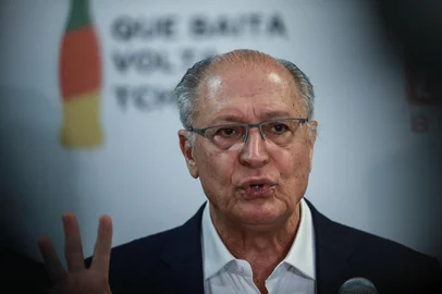 Renan Mattos / Agencia RBS Porto Alegre, RS, Brasil, 09-05-2025: O presidente Geraldo Alckmin e o governador Eduardo Leite durante coletiva de imprensa em ato na fábrica da Coca Cola. Foto: Renan Mattos / Agência RBS<!-- NICAID(16033817) -->