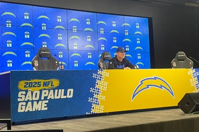 Jim Harbaugh técnico do Los Angeles Chargers<!-- NICAID(16118523) -->