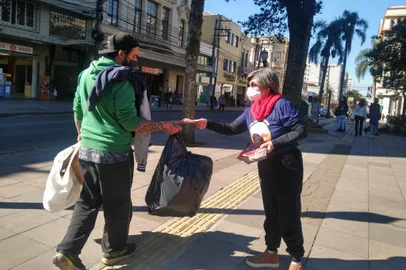 O Sindicato dos Servidores Municipais (Sindiserv) de Caxias realizou na tarde de ontem ato na Praça Dante Alighieri contra a reforma administrativa federal. Não se tratou de um protesto, entretanto, e sim a distribuição de gibis para quem passava pelo local. O material gráfico, foi lançado no mês passado pelo Sindiserv, foi ilustrada pelo cartunista Fredy Varela, em projeto em parceria com a direção da CUT-RS.<!-- NICAID(14841137) -->