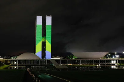 Sergio LIMA / AFP Picture of a projection of the Brazilian flag on the Brazilian National Congress, reinforcing the values of democracy in Brazil, in Brasilia January 7, 2023. The projection is part of the series of events to mark the consolidation of democracy in Brazil, a year after supporters of far-right ex-president Jair Bolsonaro stormed the presidential palace, Congress and Supreme Court on January 8, 2023, trashing the premises and calling for the military to oust president Luiz Inacio Lula da Silva. (Photo by Sergio LIMA / AFP)Editoria: POLLocal: BrasíliaIndexador: SERGIO LIMASecao: governmentFonte: AFPFotógrafo: STR<!-- NICAID(15643953) -->