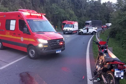 Corpo de Bombeiros / Divulgação Homem fica ferido após colisão entre moto e carro na BR-470, em Bento Gonçalves<!-- NICAID(16382918) -->