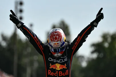 Red Bull Racing's Dutch driver Max Verstappen celebrates after winning the Italian Formula One Grand Prix at the Autodromo Nazionale Monza circuit, in Monza, northern Italy, on September 7, 2025. (Photo by Marco BERTORELLO / AFP)Editoria: SPOLocal: MonzaIndexador: MARCO BERTORELLOSecao: motor racingFonte: AFPFotógrafo: STF<!-- NICAID(16150104) -->
