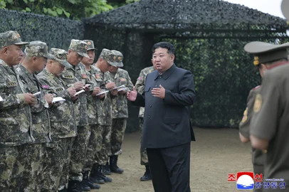 This picture taken on July 23, 2025 and released from North Korea's official Korean Central News Agency (KCNA) via KNS on July 24, 2025 shows North Korean leader Kim Jong Un (C) instructing soldiers at a firing contest among artillery sub-units of large combined units of the Korean People's Army, at an undisclosed location in North Korea. (Photo by KCNA VIA KNS / AFP) / South Korea OUT / SOUTH KOREA OUT / SOUTH KOREA OUT / ---EDITORS NOTE--- RESTRICTED TO EDITORIAL USE - MANDATORY CREDIT "AFP PHOTO/KCNA VIA KNS" - NO MARKETING NO ADVERTISING CAMPAIGNS - DISTRIBUTED AS A SERVICE TO CLIENTS / THIS PICTURE WAS MADE AVAILABLE BY A THIRD PARTY. AFP CAN NOT INDEPENDENTLY VERIFY THE AUTHENTICITY, LOCATION, DATE AND CONTENT OF THIS IMAGE --- / <!-- NICAID(16086982) -->