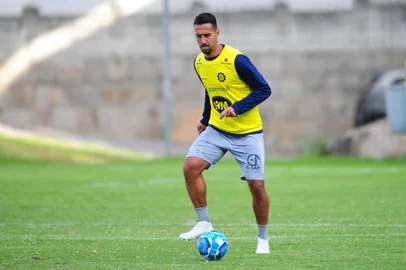 CAXIAS DO SUL, RS, BRASIL, 10/05/2023. Treino do Caxias no CT Baixada Rubra Vanderlei Bersaghi. O Caxias está disputando a série D do Campeonato Brasileiro. Na foto, zagueiro Dirceu. (Porthus Junior/Agência RBS)Indexador:                                 <!-- NICAID(15425270) -->