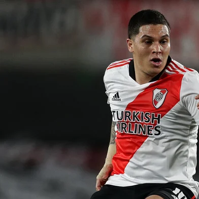 River Plate's Colombian midfielder Juan Fernando Quintero controls the ball during their Argentine Professional Football League Tournament 2022 match against Sarmiento at El Monumental stadium in Buenos Aires, on July 31, 2022. (Photo by ALEJANDRO PAGNI / AFP)Editoria: SPOLocal: Buenos AiresIndexador: ALEJANDRO PAGNISecao: soccerFonte: AFPFotógrafo: STR<!-- NICAID(15305987) -->