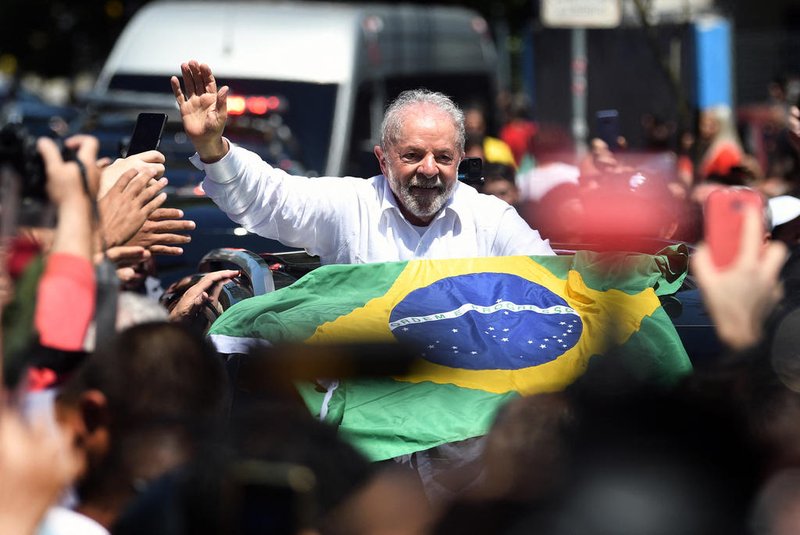 Brazilian former President (2003-2010) and candidate for the leftist Workers Party (PT) Luiz Inacio Lula da Silva waves at supporters while leaving the polling station, during the presidential run-off election, in Sao Paulo, Brazil, on October 30, 2022. - After a bitterly divisive campaign and inconclusive first-round vote, Brazil elects its next president in a cliffhanger runoff between far-right incumbent Jair Bolsonaro and veteran leftist Luiz Inacio Lula da Silva. (Photo by CARL DE SOUZA / AFP)<!-- NICAID(15250259) -->