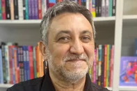 Publicado pela Horta Gráfica em 2025, com ilustrações de Eloisa Giazzon - também responsável pelo acabamento artesanal - o livro terá seu primeiro lançamento no Sindicato dos Bancários de Caxias do Sul e Região. Programação:Dia 12 de março _ quinta-feira, na Biblioteca do Sindicato dos Bancários de Caxias do Sul e Região:18h _ Lançamento do livro Poéticas Hipotéticas na Biblioteca do Sindicato com leitura de poemas por mulheres (em homenagem ao Mês da Mulher). Na sequência haverá sessão de autógrafos e coffee break para os participantes.<!-- NICAID(16242053) -->